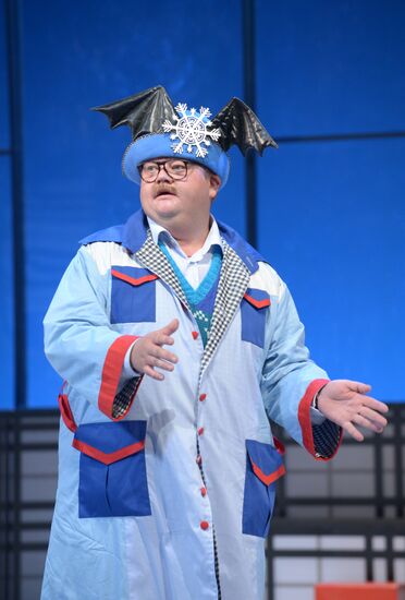 Vakhtangov Theater final rehearsal of "It Runs In The Family"