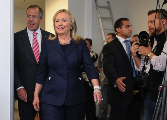 Sergei Lavrov meets Hillary Clinton at APEC Leaders' Meeting