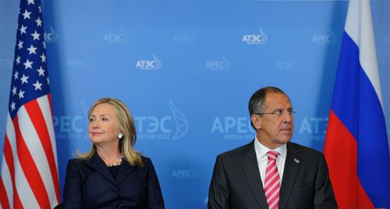 Sergei Lavrov meets Hillary Clinton at APEC Leaders' Meeting