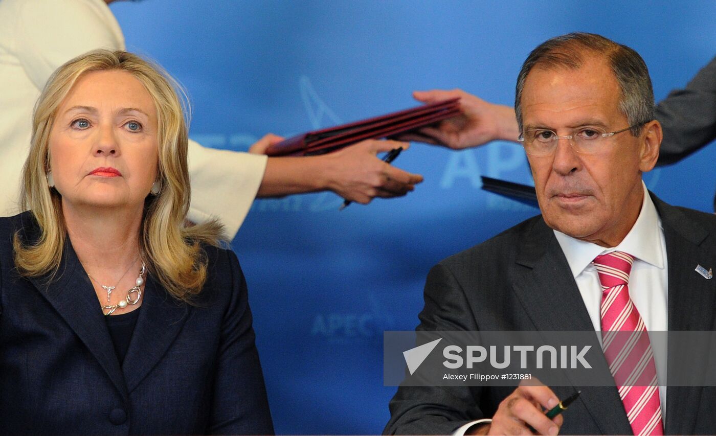 Sergei Lavrov meets Hillary Clinton at APEC Leaders' Meeting