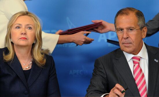 Sergei Lavrov meets Hillary Clinton at APEC Leaders' Meeting