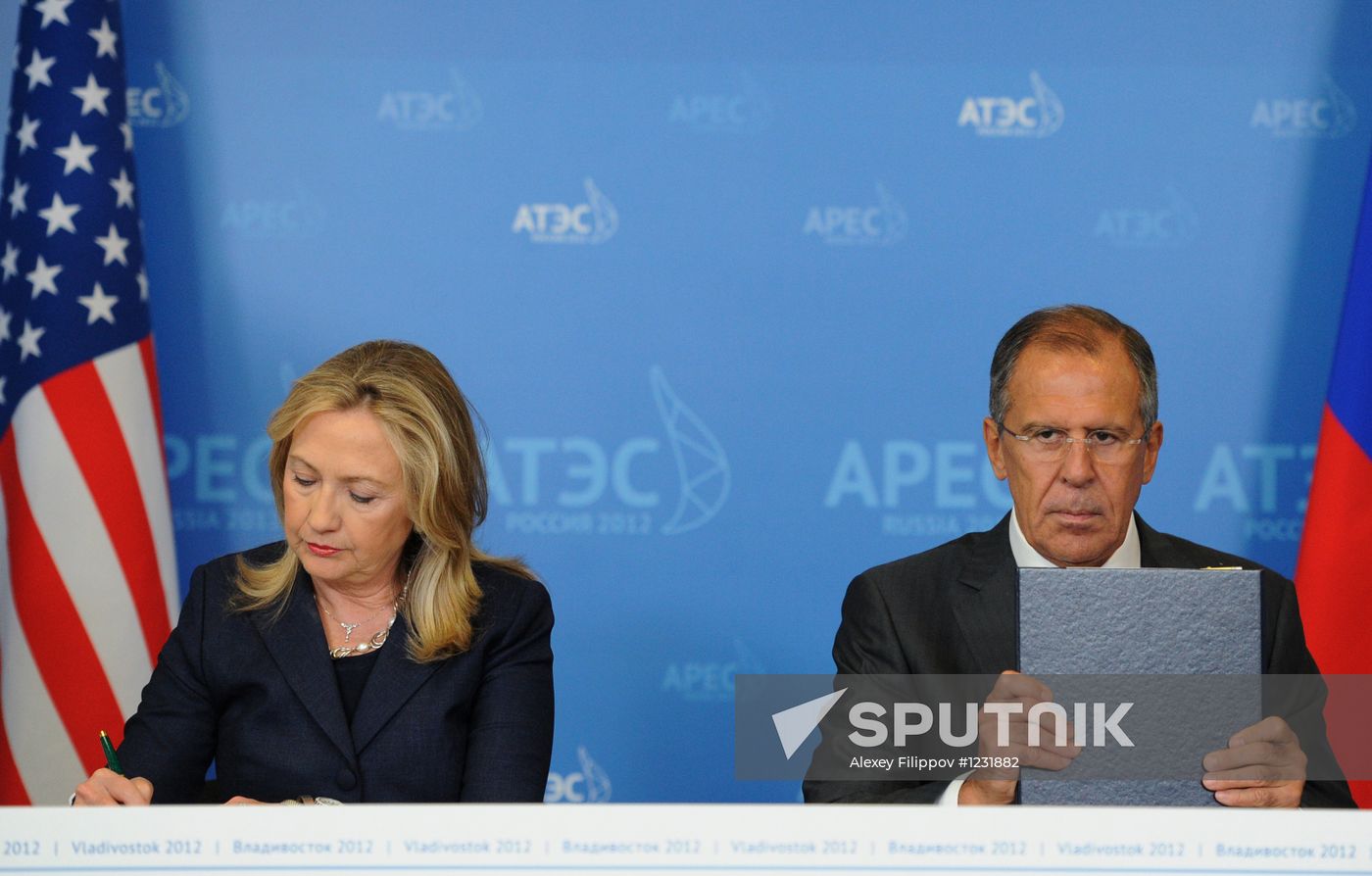 Sergei Lavrov meets Hillary Clinton at APEC Leaders' Meeting