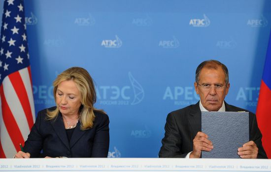 Sergei Lavrov meets Hillary Clinton at APEC Leaders' Meeting