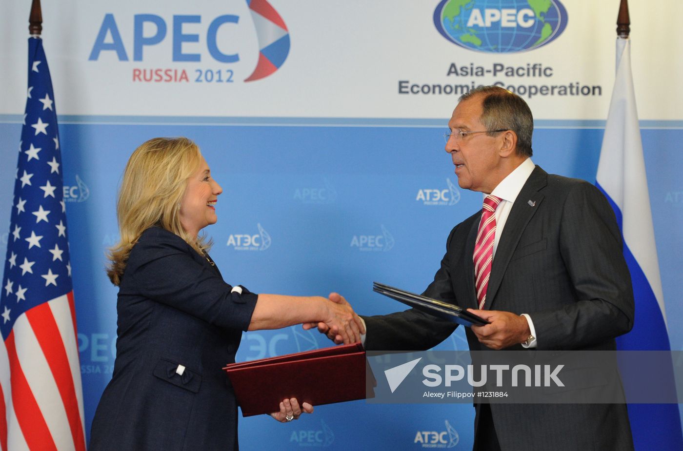 Sergei Lavrov meets Hillary Clinton at APEC Leaders' Meeting