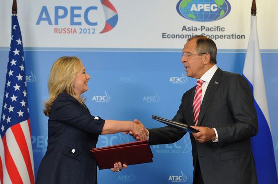 Sergei Lavrov meets Hillary Clinton at APEC Leaders' Meeting