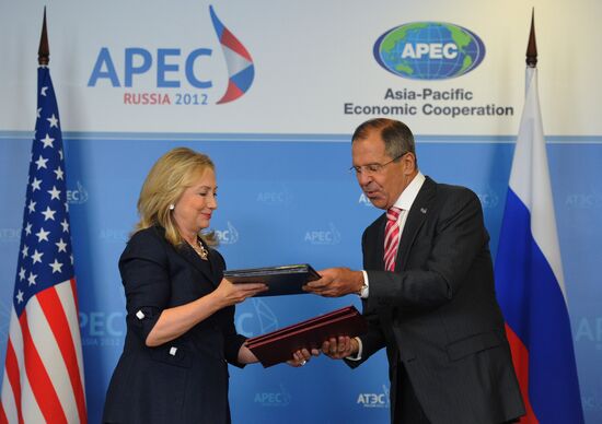 Sergei Lavrov meets Hillary Clinton at APEC Leaders' Meeting