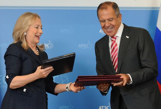Sergei Lavrov meets Hillary Clinton at APEC Leaders' Meeting
