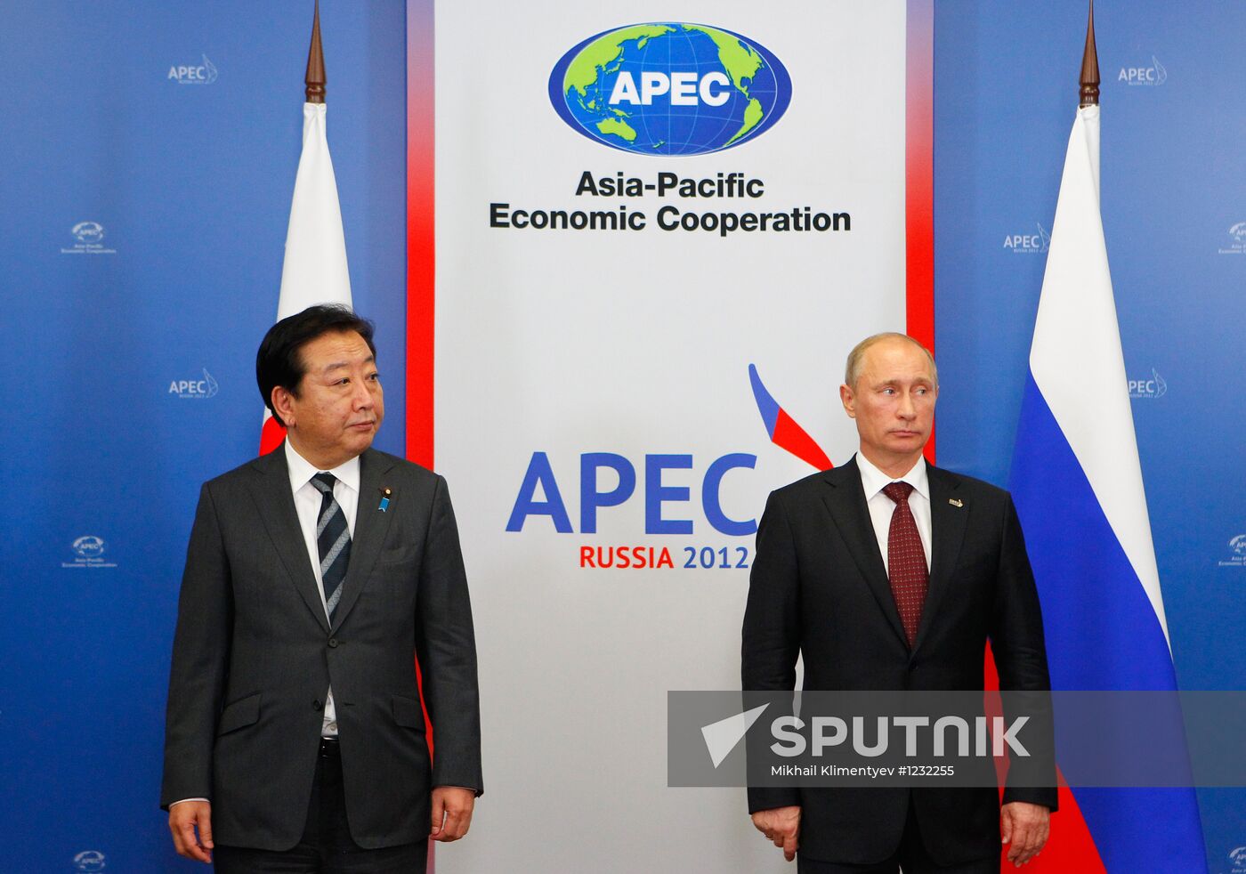 Vladimir Putin meets with APEC leaders