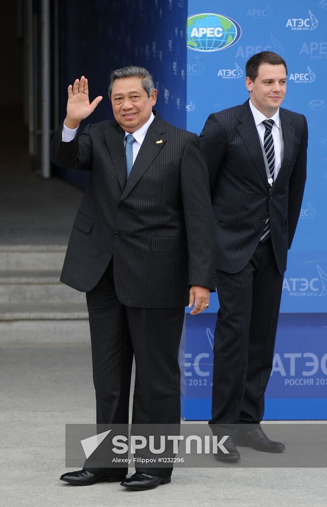 APEC economic leaders gather for their first meeting