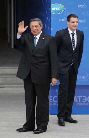 APEC economic leaders gather for their first meeting