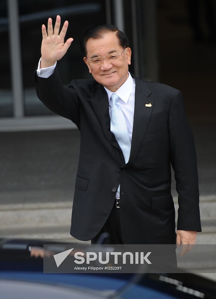APEC economic leaders gather for their first meeting