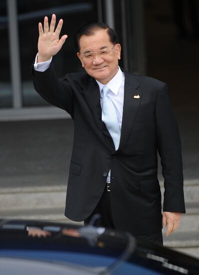 APEC economic leaders gather for their first meeting