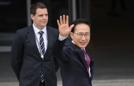 APEC economic leaders gather for their first meeting