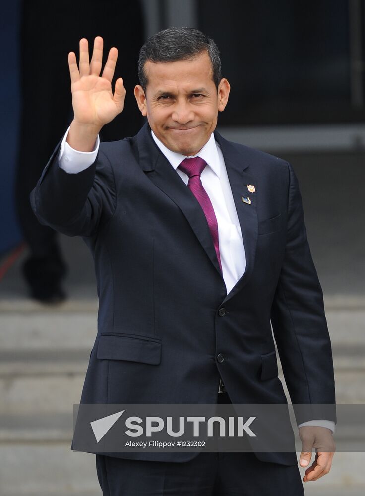 APEC economic leaders gather for their first meeting