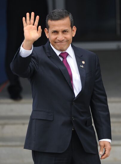 APEC economic leaders gather for their first meeting