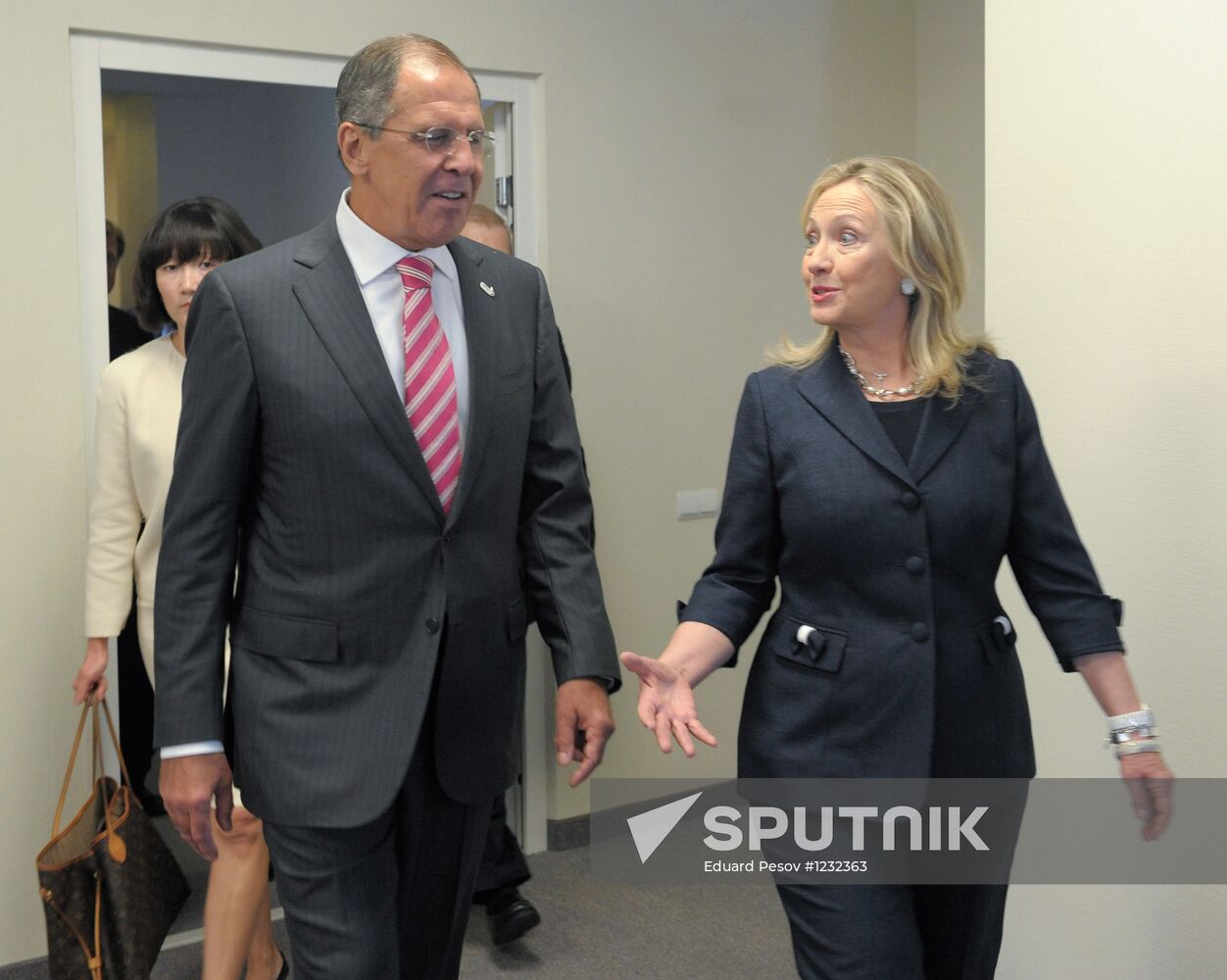 Sergey Lavrov and Hillary Clinton meet at APEC-2012