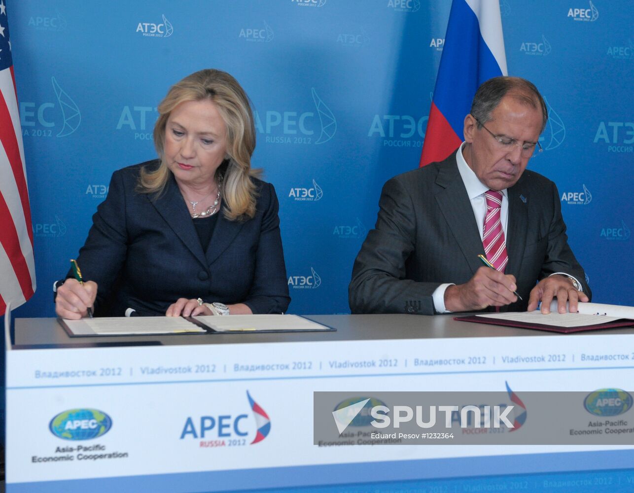 Sergey Lavrov and Hillary Clinton meet at APEC-2012