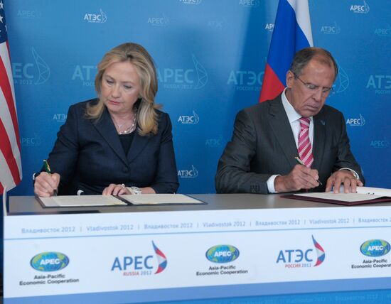 Sergey Lavrov and Hillary Clinton meet at APEC-2012