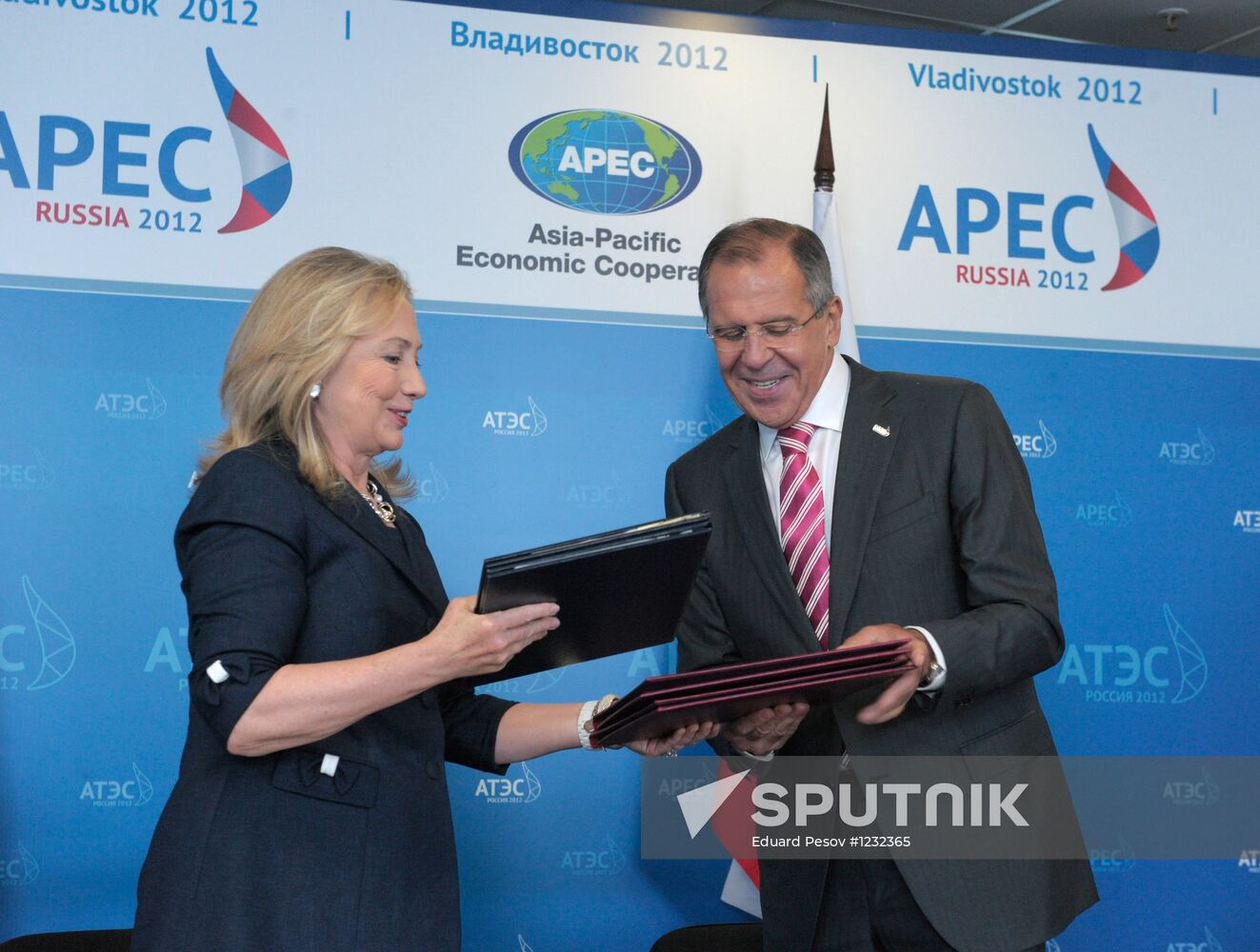 Sergey Lavrov and Hillary Clinton meet at APEC-2012