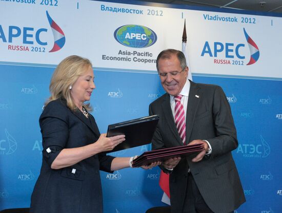 Sergey Lavrov and Hillary Clinton meet at APEC-2012