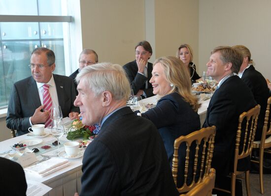 Sergey Lavrov meets with Hillary Clinton at APEC Leaders' Week