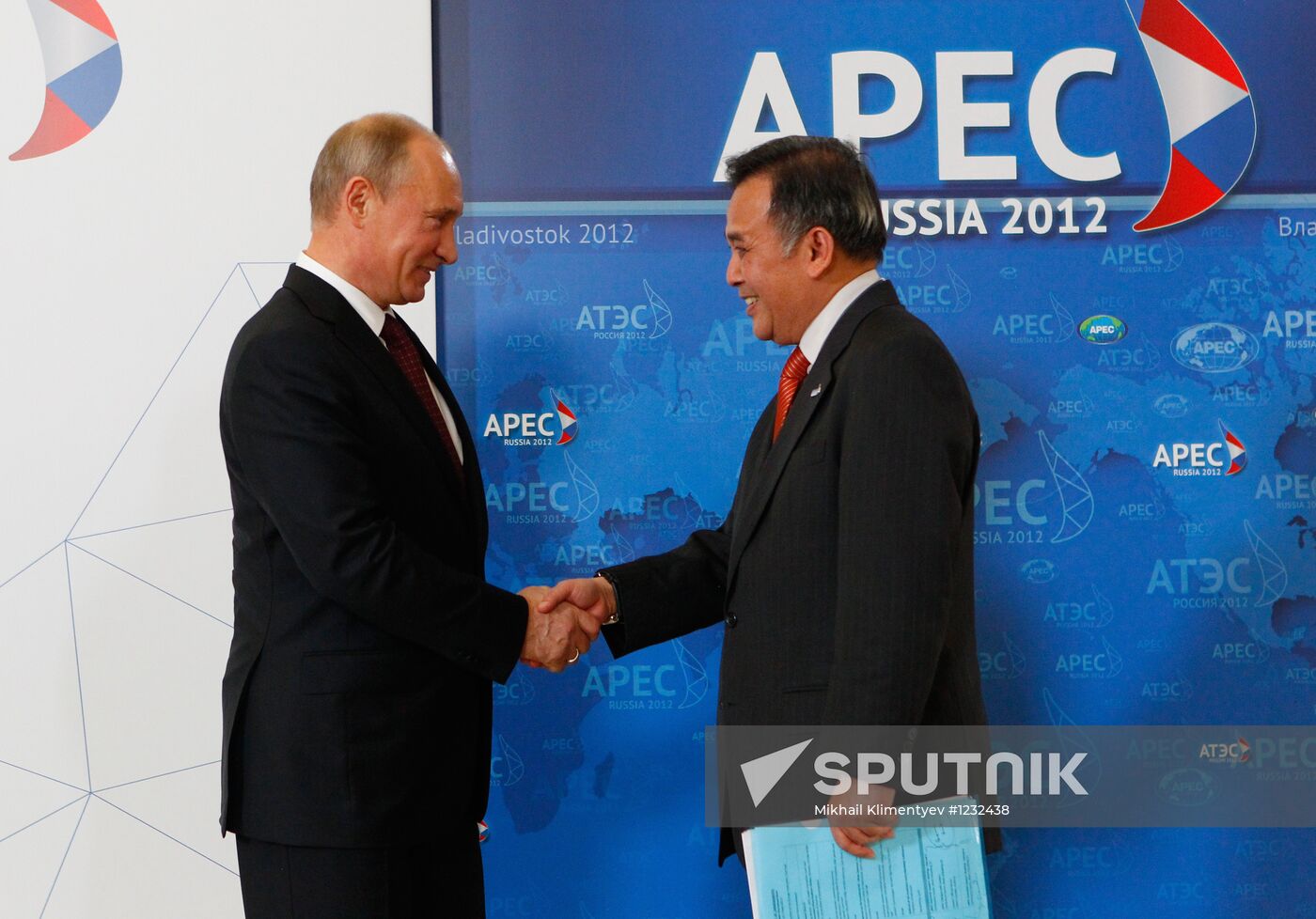 APEC economic leaders gather for their first meeting