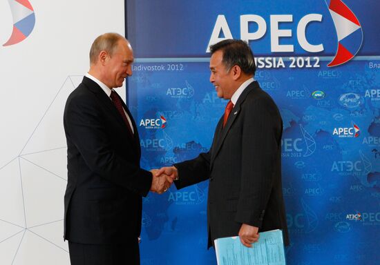 APEC economic leaders gather for their first meeting