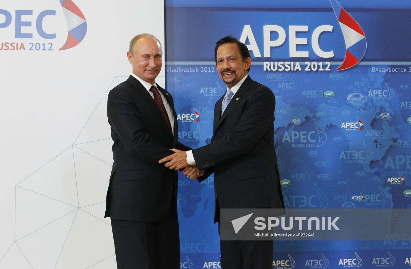 APEC economic leaders gather for their first meeting