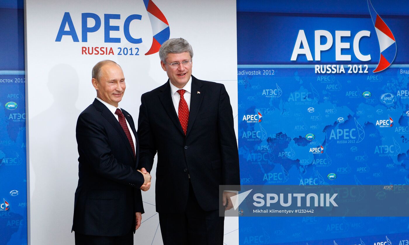 APEC economic leaders gather for their first meeting