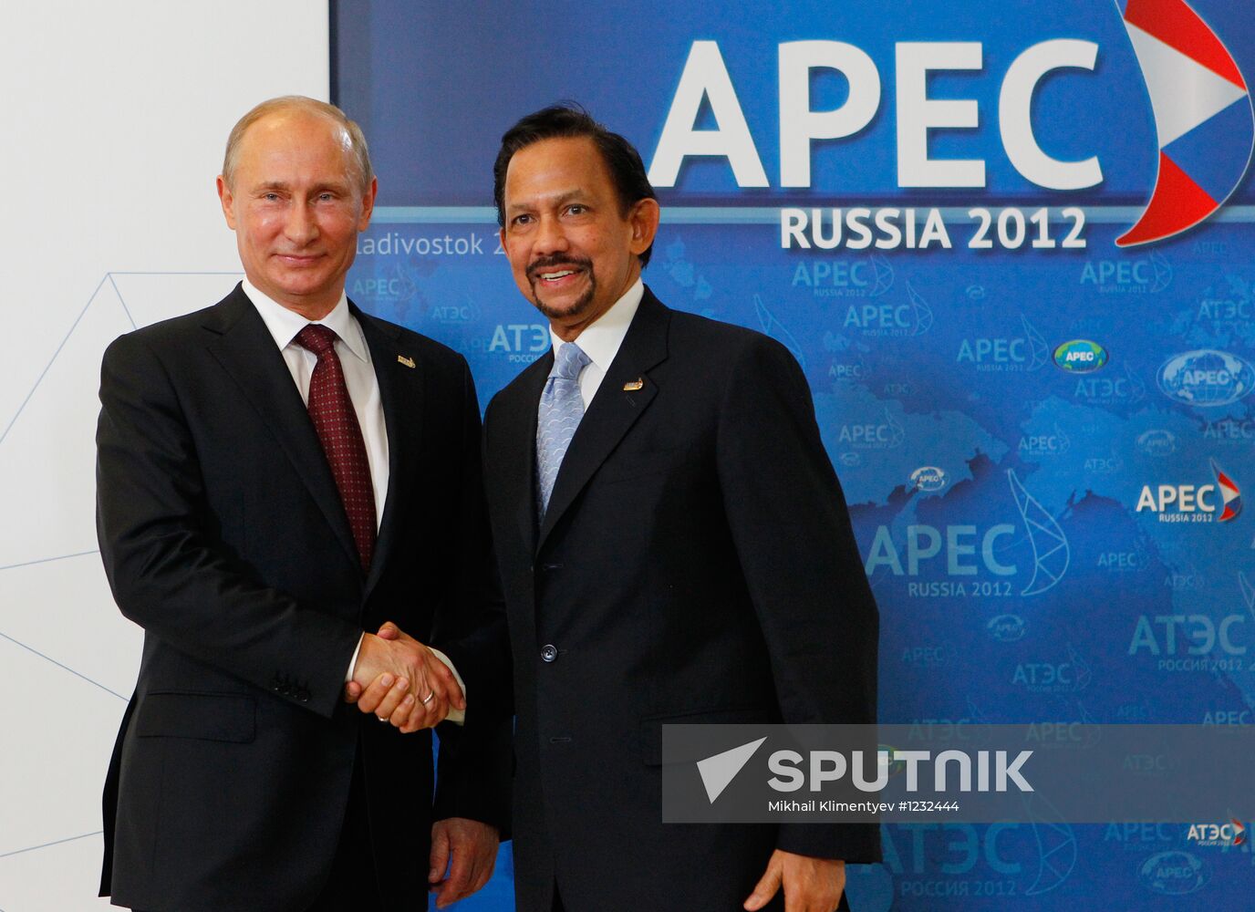 APEC economic leaders gather for their first meeting