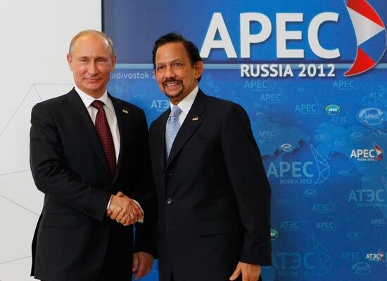 APEC economic leaders gather for their first meeting