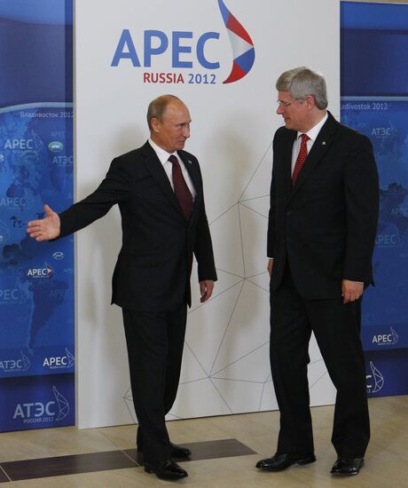 APEC economic leaders gather for their first meeting