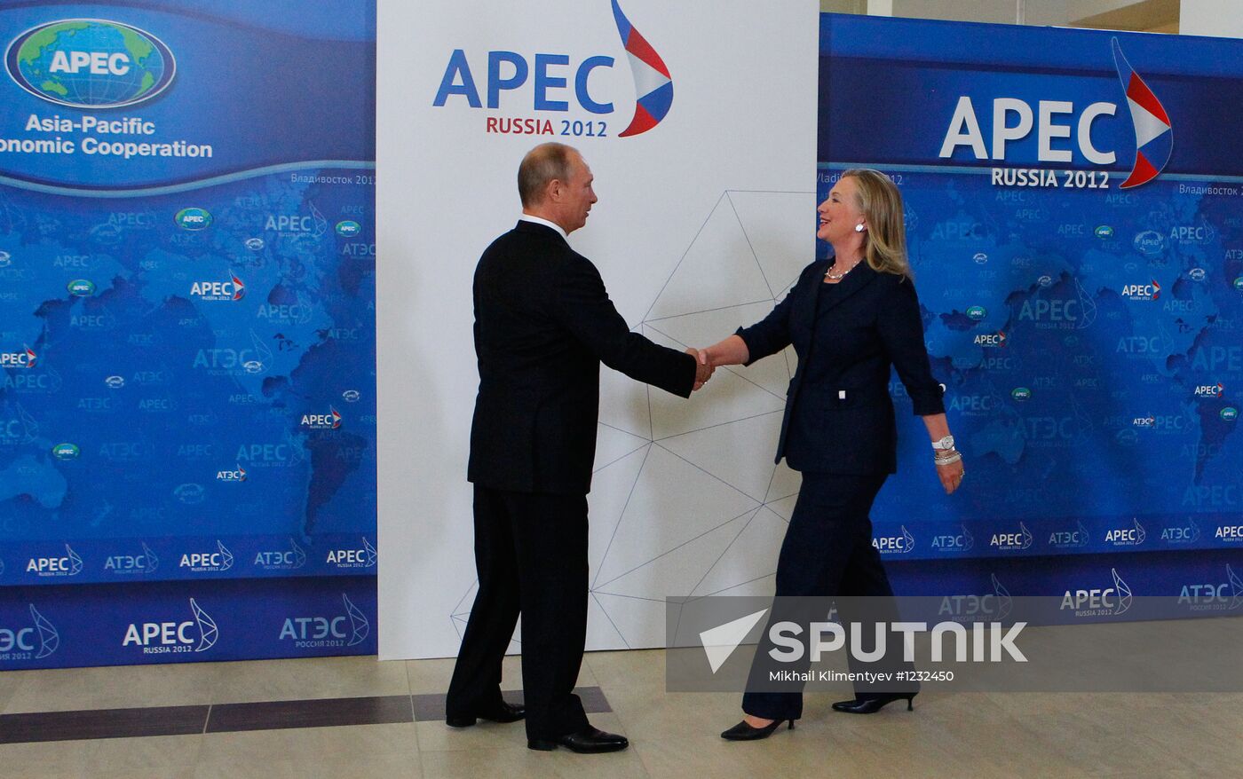 APEC economic leaders gather for their first meeting