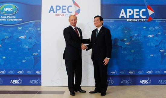 APEC economic leaders gather for their first meeting