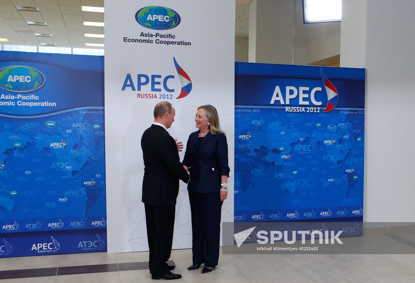 APEC economic leaders gather for their first meeting