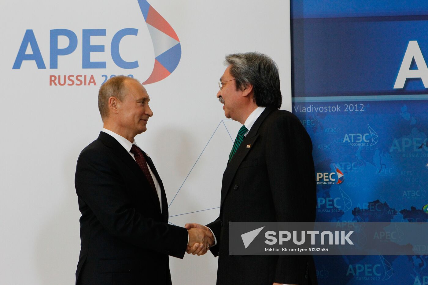 APEC economic leaders gather for their first meeting