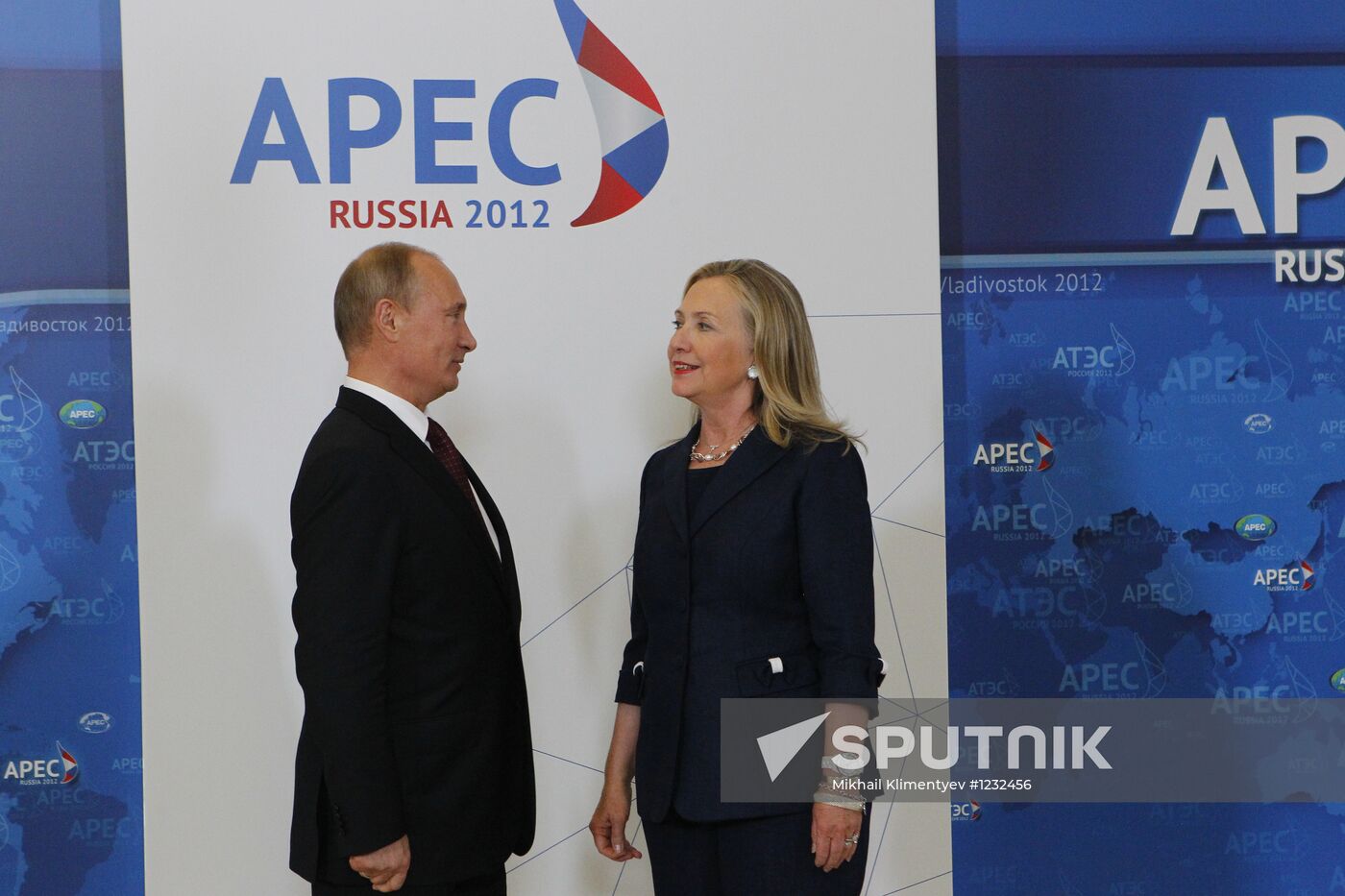 APEC economic leaders gather for their first meeting