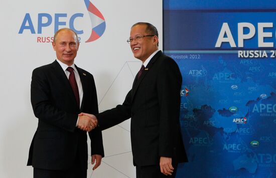 APEC economic leaders gather for their first meeting