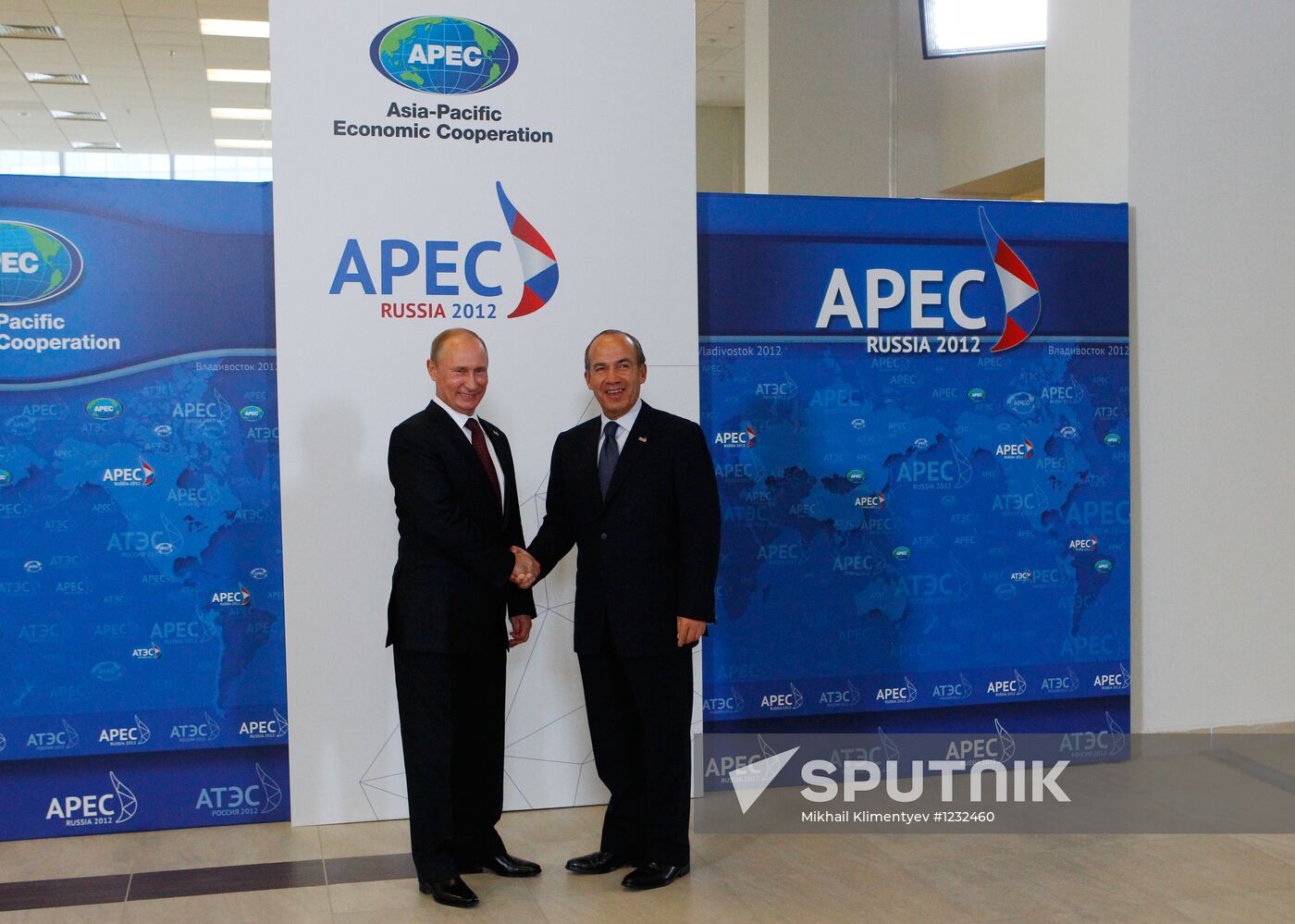 APEC economic leaders gather for their first meeting