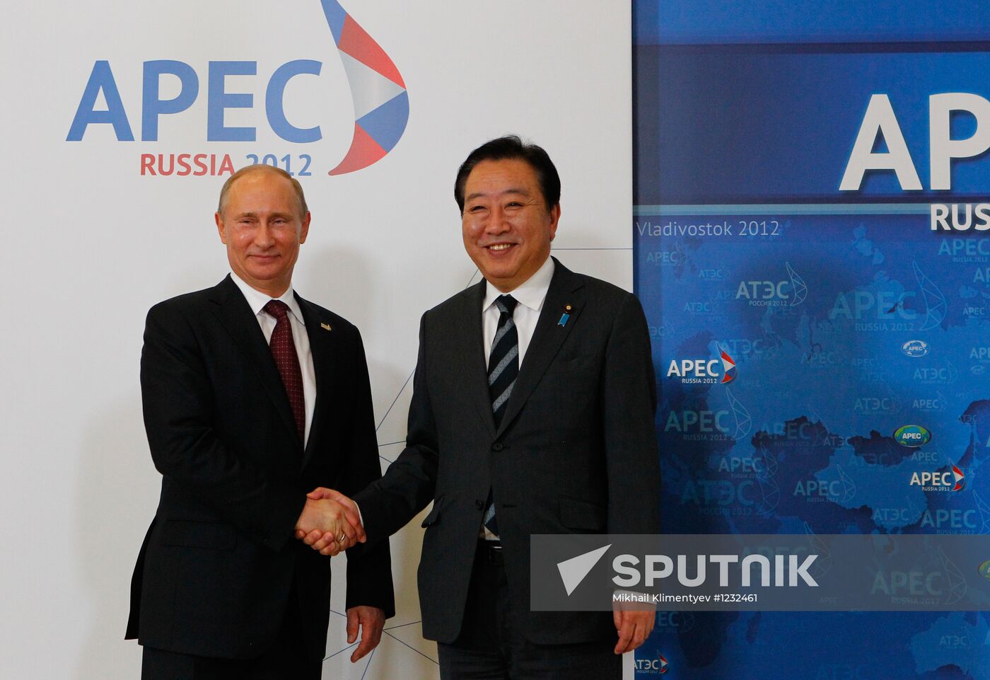APEC economic leaders gather for their first meeting