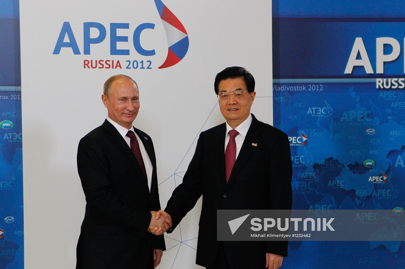 APEC economic leaders gather for their first meeting