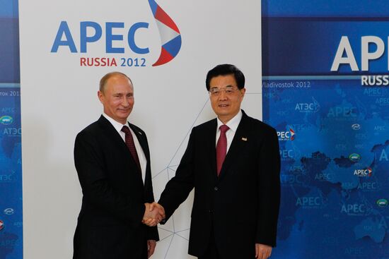 APEC economic leaders gather for their first meeting