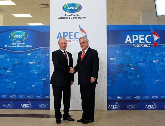 APEC economic leaders gather for their first meeting