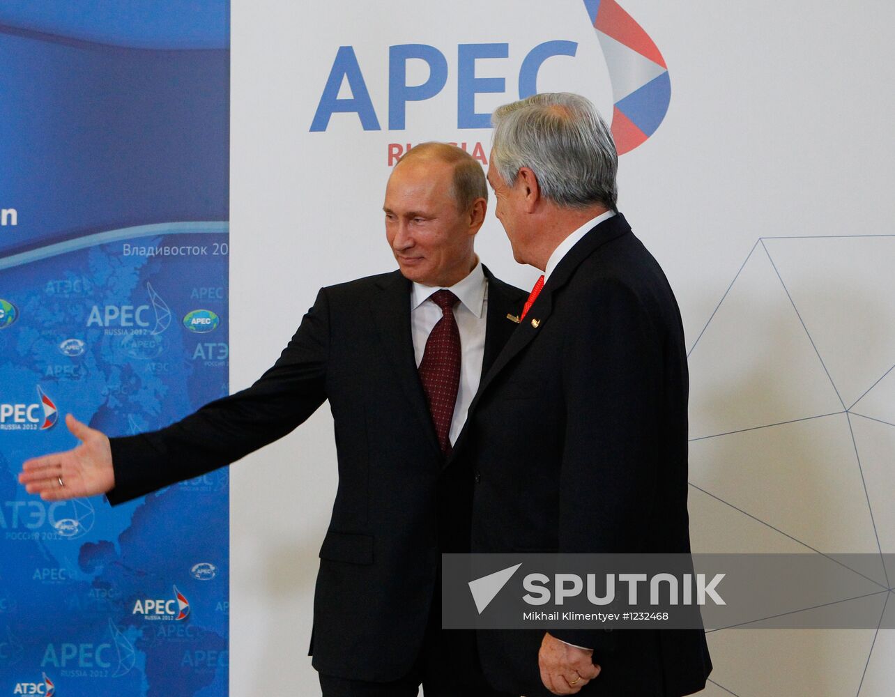 APEC economic leaders gather for their first meeting