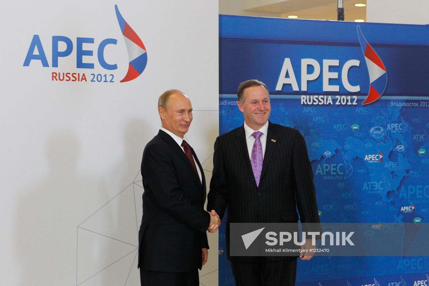 APEC economic leaders gather for their first meeting