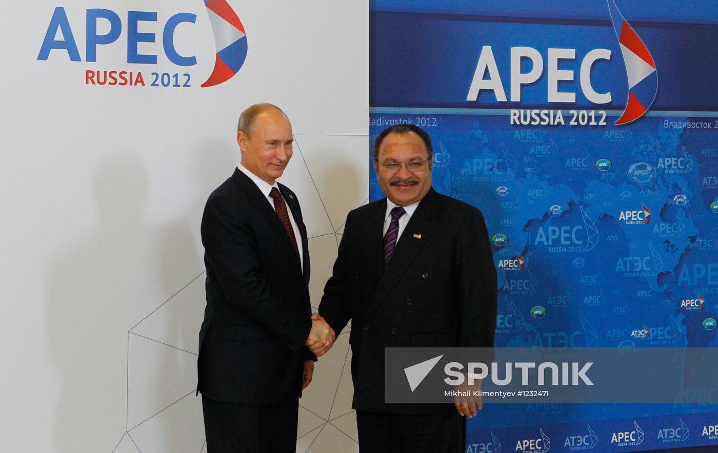 APEC economic leaders gather for their first meeting