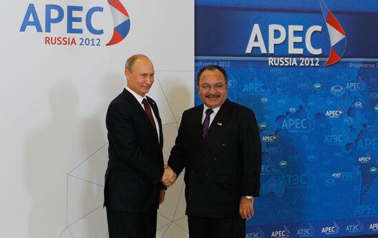 APEC economic leaders gather for their first meeting