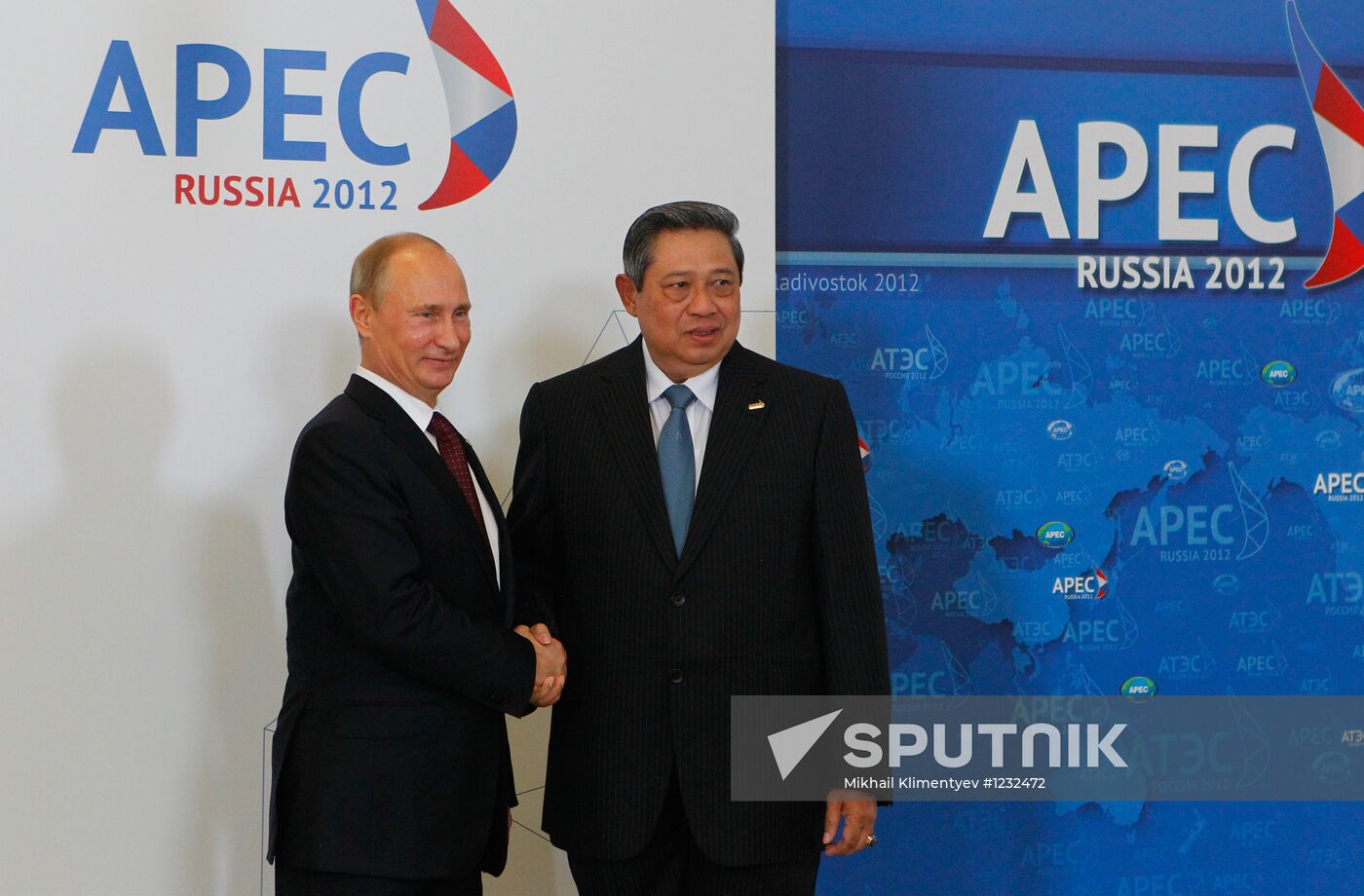 APEC economic leaders gather for their first meeting