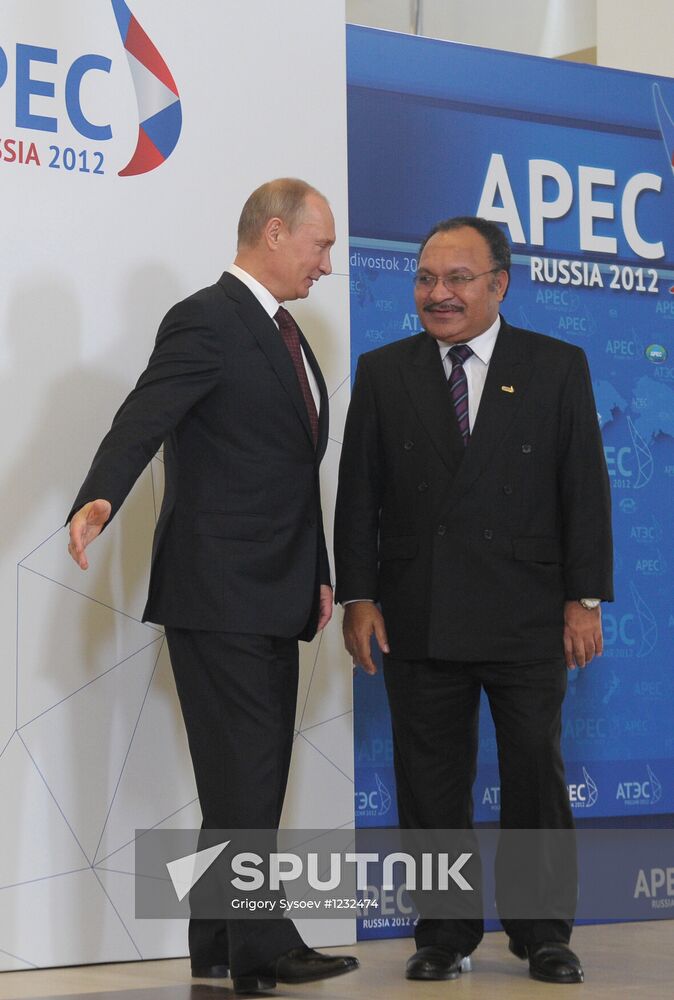 APEC economic leaders gather for their first meeting