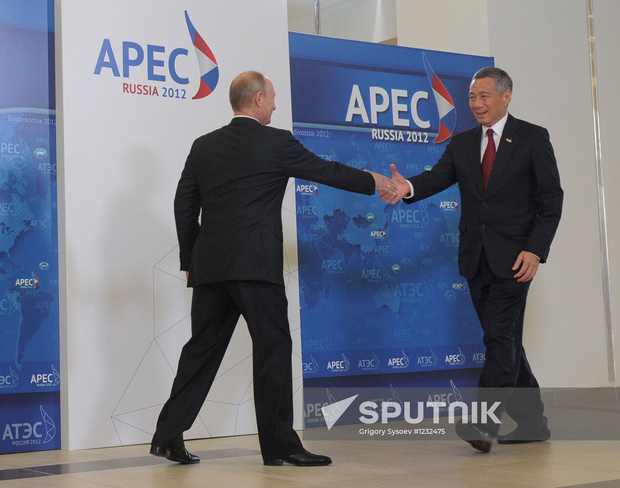 APEC economic leaders gather for their first meeting